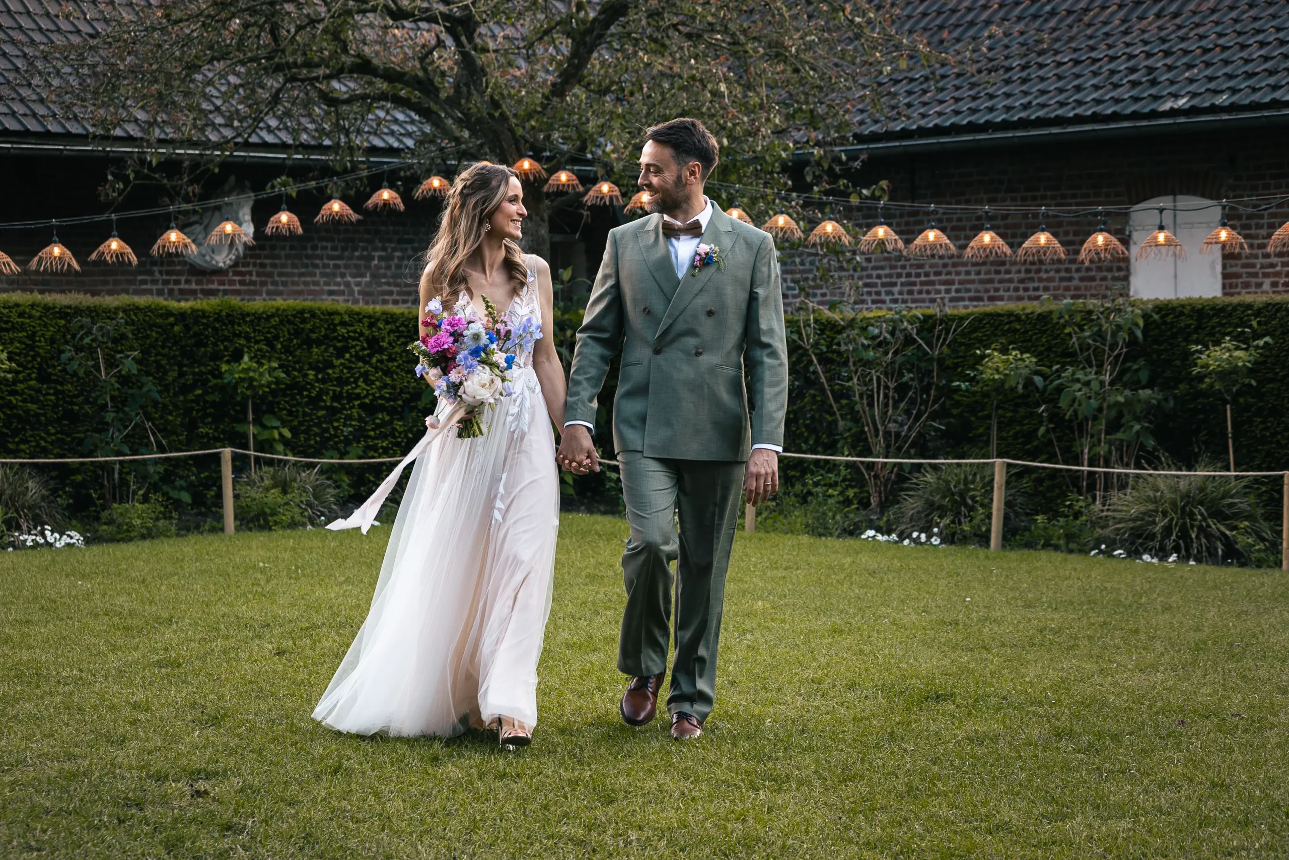 Mariage Lille. Couple en tenue de marié, robe de mariée, costume de marié. Bouquet de fleur. Photographre de mariage
