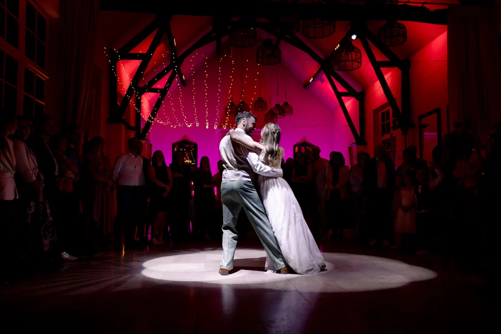 Photographe de mariage Lille, ouverture de bal, photo de couple qui danse